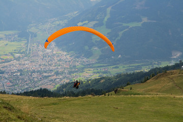 Paragliding über den Tiroler Bergen