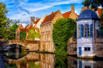 Fotobehang Historische bakstenen huizen in de middeleeuwse oude binnenstad van Brugge, België © Boris Stroujko