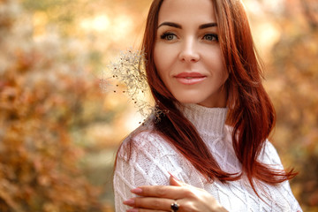 Naklejka premium woman in dress and hat on background of autumn foliage