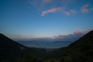 朝の屋島スカイウェイ西側からの眺め(屋島、瀬戸内海、香川県高松市街並み)