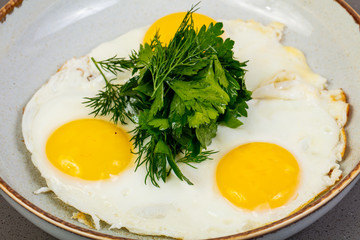 Fried eggs with herbs
