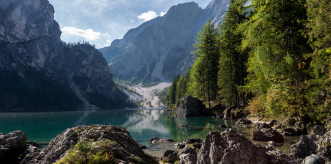 Landschaft mit Gebirge an einem Wildsee im Herbst in Alpen mit Bergen am See Prags