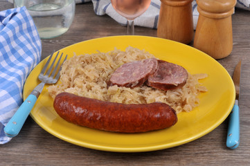 Assiette de choucroute garnie avec un verre de rosé 