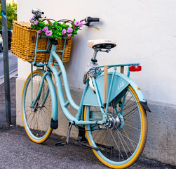 Fototapeta na wymiar altertümliches Fahrrad mit Picknickkorb und Blumen geschmückt