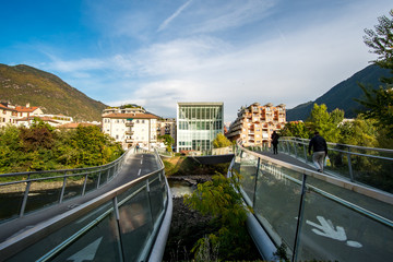 Fahrrad- und Fußgängerbrücke in Bozen mit Museion