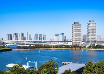 Fototapeta na wymiar 東京　お台場海浜公園と湾岸エリアのタワーマンション