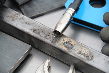 Schweißertisch mit Werkzeug und Schweißgerät 6