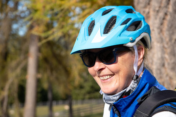 Lächelnde Frau mittleren Alters mit Fahrradhelm