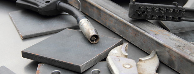 Fototapeta premium Schweißertisch mit Werkzeug und Schweißgerät 4