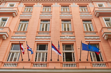 Edificio con banderas en La Habana