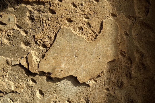 Mur ancien avec traces d'enduit abimé
