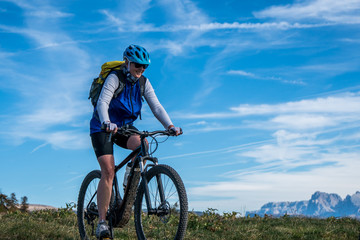 Frau auf E- Mountainbike mit viel Himmel