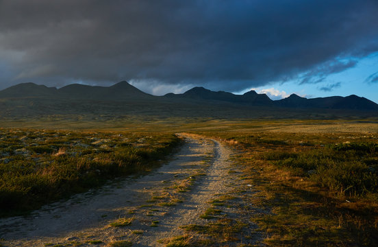 Dusty Path into the Mountains