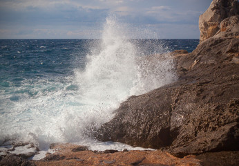 Fototapeta premium waves crashing on the rocks