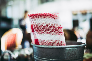 Serviettes en papier à carreaux rouge blanc dans un pot en métal