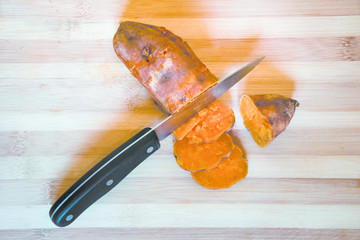 Cortando batata en rodajas.