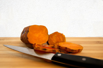 Batata cortada para condimentar.