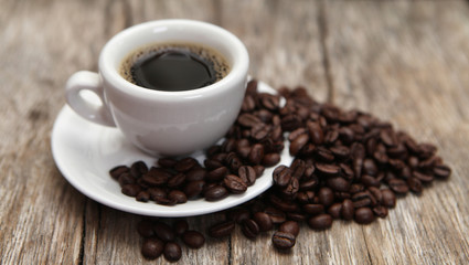 tasse de café noir et graines roties