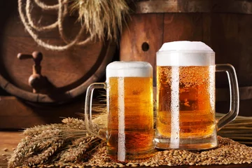 Foto auf Leinwand Zwei Mugof Bier. Mit Weizen und Gerste und Fässern Spikes auf bakcground.Stillleben © vania_zhukevych
