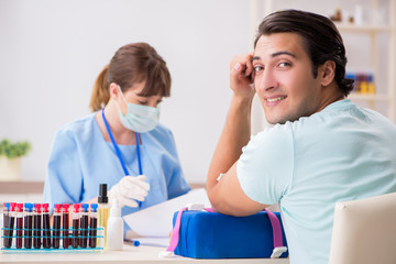 Obraz premium Young patient during blood test sampling procedure 