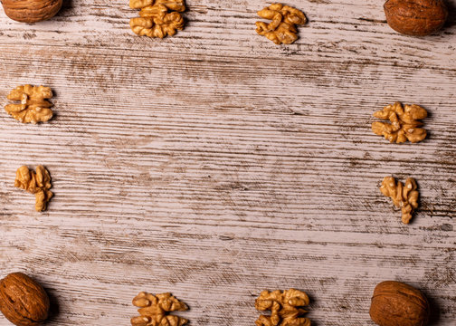 frutos secos sobre mesa antigua de madera
