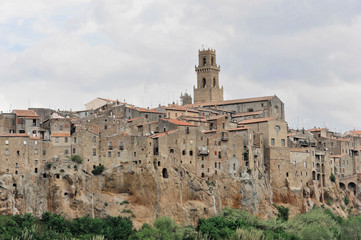 Campanile der Cattedrale dei Santi Pietro e Paolo, Tufffelsen, Pitigliano, Provinz Grosseto, Toskana, Italien, Europa