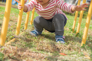 遊具で遊ぶ子供