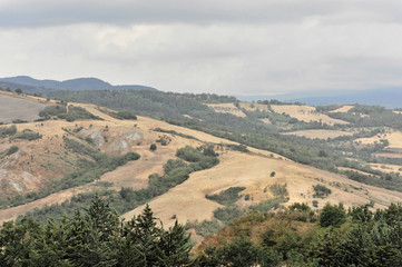 Fototapeta na wymiar Abgeerntete Weizenfelder, Landschaft südlich von Pienza, Toskana, Italien, Europa, ÖffentlicherGrund, Europa