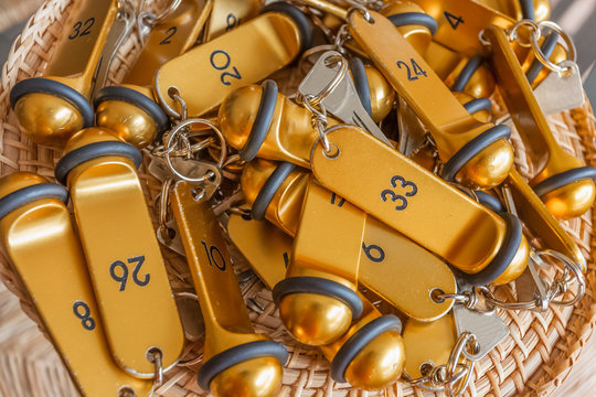 cl&eacute;s de chambres d'h&ocirc;tel dans un panier 