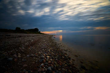 Naturstrand und Kliff an der Ostsee bei Hohenfelde und M&uuml;hlenau am Abend, Kreis Pl&ouml;n,  Schleswig-Holstein, Deutschland