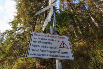 Übertriebene Warnung auf Wanderweg im Schwarzwald