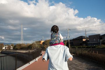 パパに肩車される子供