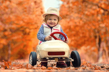 lachendes Mädchen im Herbst