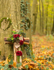 Kreuz am Baum, Waldfriedhof