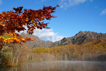 戸隠高原　鏡池の紅葉
