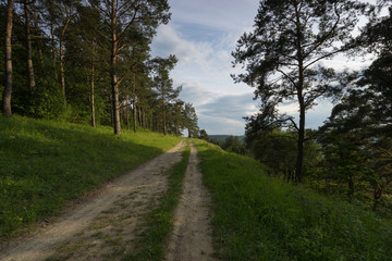 Abend &uuml;ber dem Naturschutzgebiet Grainberg-Kalbenstein bei Karlstadt, Landkreis Main-Spessart, Unterfranken, Bayern, Deutschland
