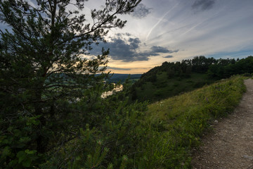 Fototapeta premium Abend über dem Naturschutzgebiet Grainberg-Kalbenstein bei Karlstadt, Landkreis Main-Spessart, Unterfranken, Bayern, Deutschland