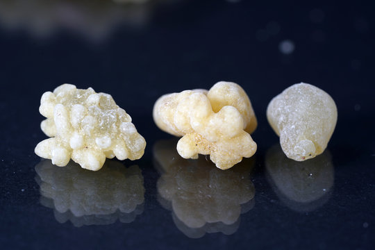 Frankincense resin is coarse-grained to lumpy and of translucent brown-yellow to reddish-brown color. 
