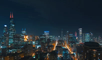 Fototapeten Downtown Chicago Stadtbild Wolkenkratzer Skyline bei Nacht © Tierney