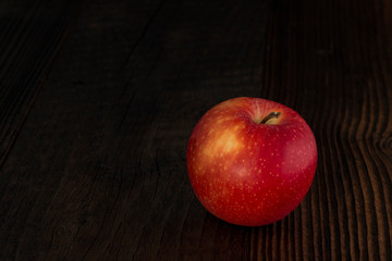 Roter Apfel vor dunklem Hintergrund