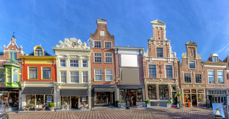 Obraz premium Zijdeworm Kroon und Leeuwenburg in Alkmaar. Bürgerhäuser aus dem 17. bis 18. Jhd. in der Altstadt