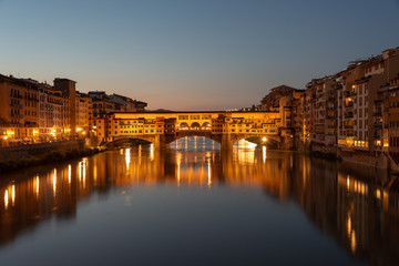 Fototapeta na wymiar die Ponte Vecchio in Florenz bei aufgehender Sonne