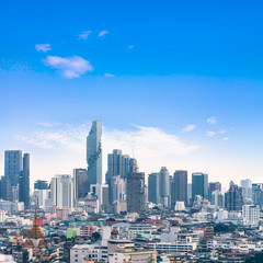 Fototapeta na wymiar cityscape of Bangkok city skyline with blue sky background, Bangkok city is modern metropolis of Thailand and favorite of tourists