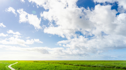 Naturlandschaft mit Wolken im Sommer