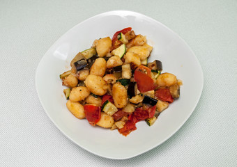 Gnocchi mit Sommergemüse auf einem Teller