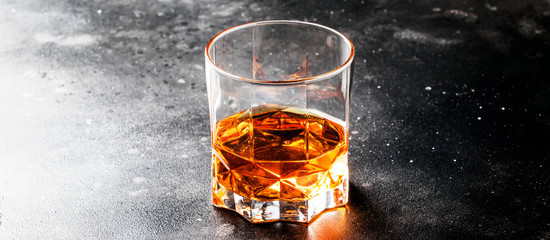 Bourbon in glass, american corn whiskey, dark bar counter, selective focus © 5ph