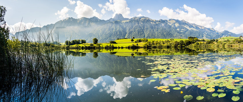 Stockhornkette und Uebeschisee, Amsoldingersee, G&uuml;rbetal, Kanton Bern, Panorama Berner Alpen, Schweiz