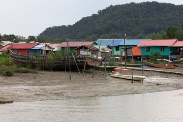 Dorf an einem FLuss in Borneo
