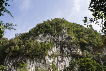 Berg mit Höhle im Regenwald in Mulu, Borneo