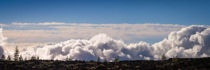 Wolken über den Bergen am Horizont - Panorama
